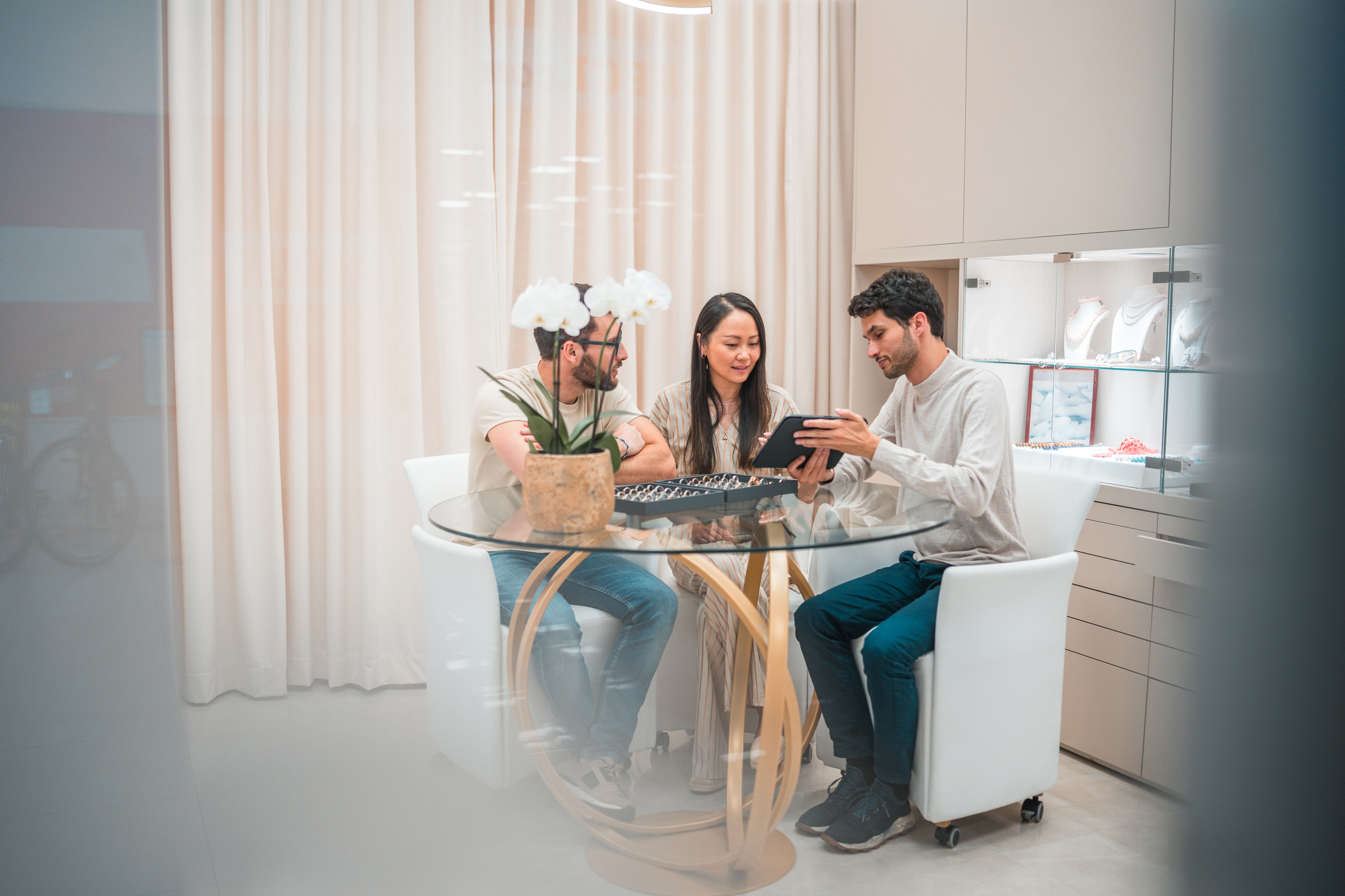 Jeweller Supporting Customers